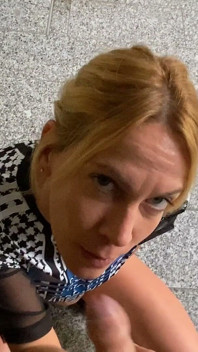 Napalona blondynka MILF z dziwką pieprzyną po drugiej stronie parkingu