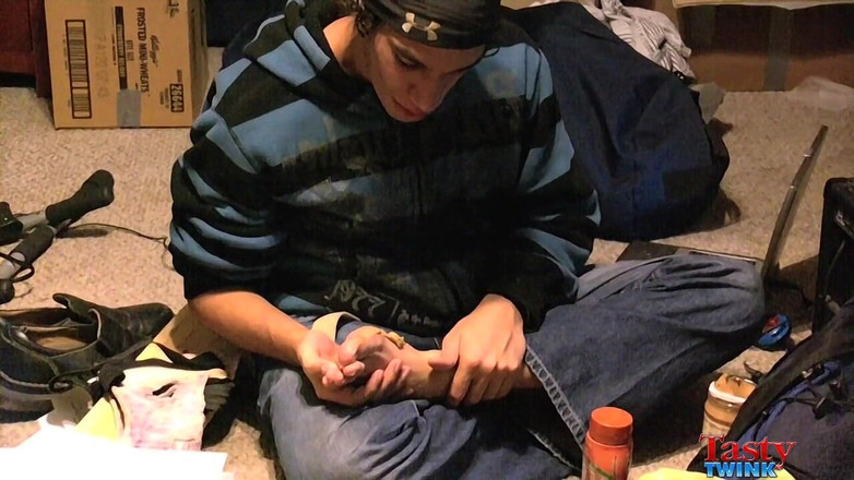 Tasty Twink: Jiffy-toes