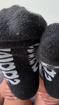 Borde para mis calcetines de gimnasio sudorosos y apestosa diosa de pies apestosos Alexa Sock fetiche pie fetiche pies dominación femdom en primer plano