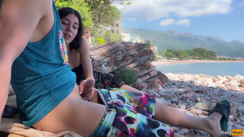 Katty West: समुद्र तट पर जोखिम भरा आउटडोर लंड दिखा रहा है - मैंने उसके लंड को अपने हाथ में लिया और वीर्य निकालने में उसकी मदद की
