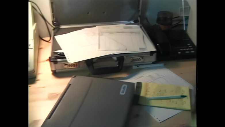 Pornobello: 一位年轻美丽的棕发女子被一根成熟的大鸡巴狠狠操着