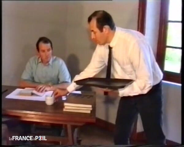 French Family Secrets: Vysokoškolačka s blonďatými peřinami je ošukaná na trávníku.