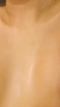 Geile rondborstige scène 2: prachtige brunette met een grote kont en grote tieten geniet van een cumshot op haar gezicht