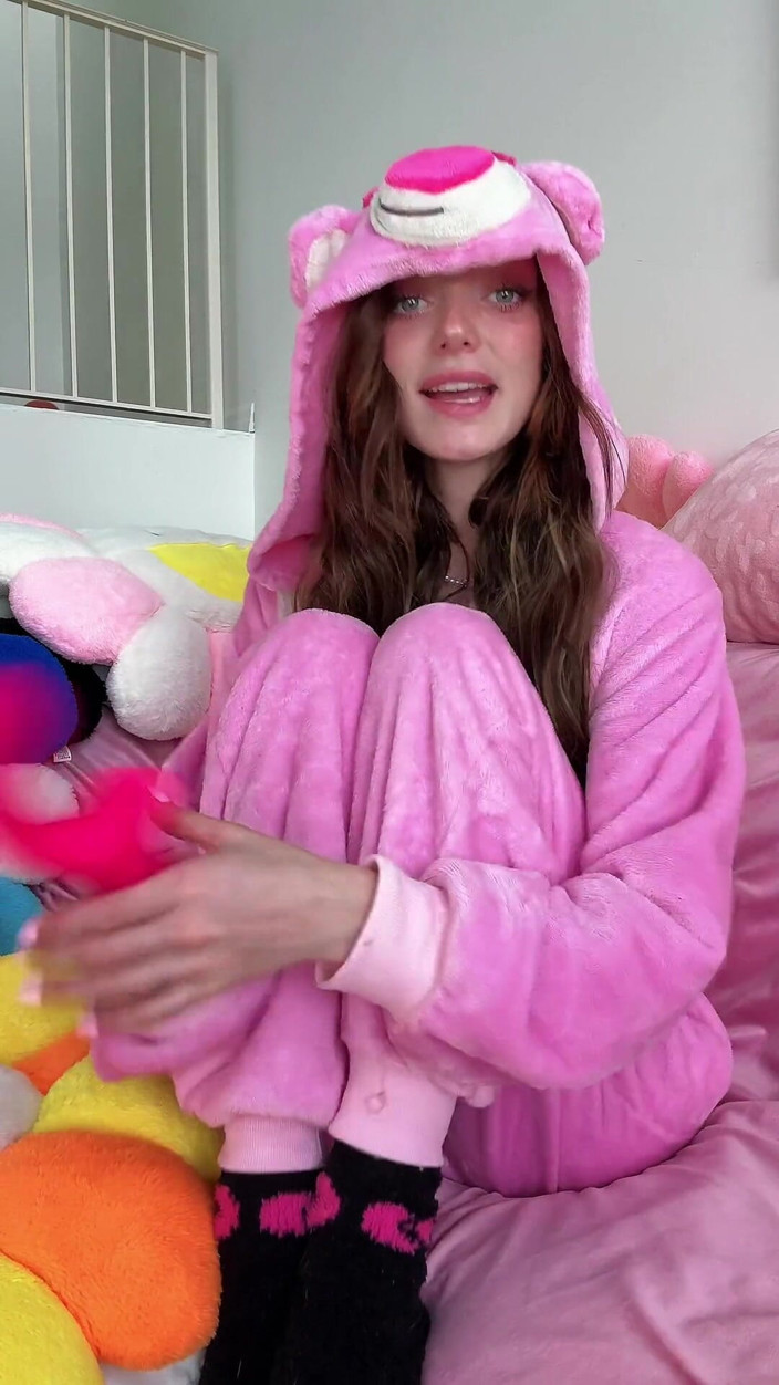 Shrooms Q: Linda Daisy Love fode sua buceta com seu vibrador rosa...