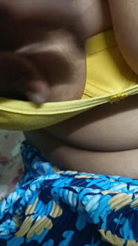 Fată de culoare galbenă care își expune muskmelonul cu fratele vitreg