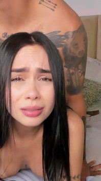 Schöne latina wird ohne gnade gefickt! Sie liebt es, schwanz zu lutschen und hart zu ficken