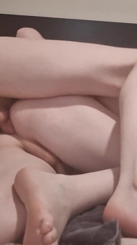 Transgirls teniendo sexo desordenado de lado mostrando todo
