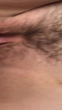 Esposa me deixou olhar para sua buceta escancarada, para a qual ela tem uma enorme carga de porra dentro. Close-up