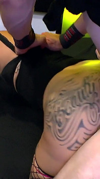 Natascha Ink gangbanged por chicos con grandes pollas