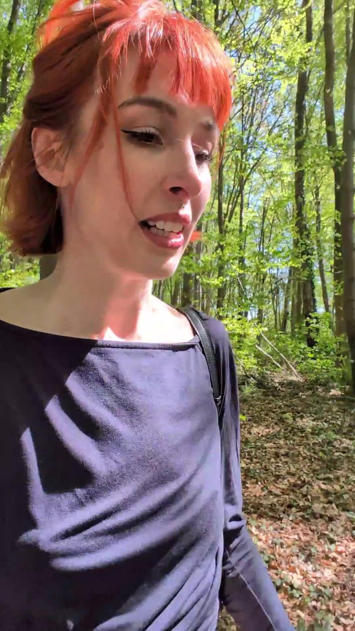Pixie Pink: Śliczna dziewczyna spuści ciężko w naturze