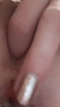 ถ่ายใกล้ๆ มือถือว่าวกับเอานิ้วตูดตัวเอง