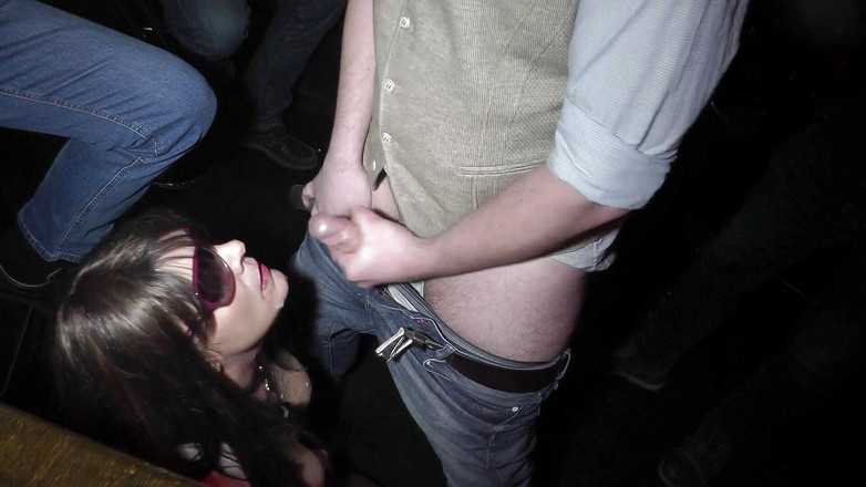 Cumdrinking Wife: 在酒吧吞下 40 个负载 - 第 2 部分 - 负载 21-40