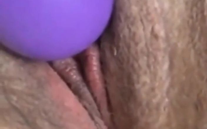 Real homemade BBW BBC porn: Cewek sange ini lagi asik muasin itilku pakai vibrator sampai...