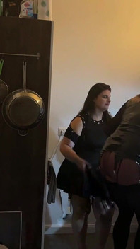 Dominante MILF dehnt latex-subs arsch weit in der küche