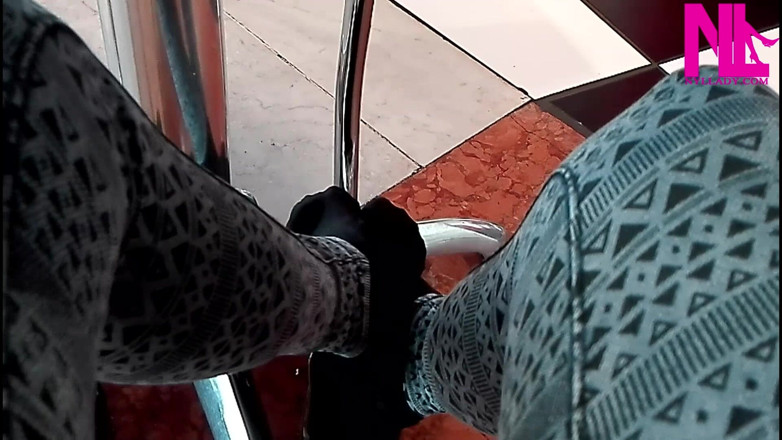 Nyllady: Sapataria em My Black Pattent Flats em um Bar