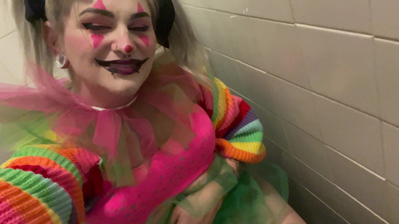 EeveeXo: Trashy payaso chica en baño público meando mostrando y fumando