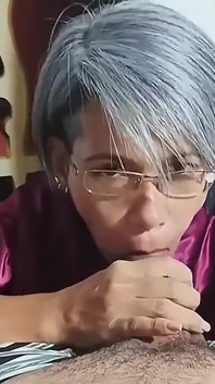 Kompilasi video ibu tiriku nyepong kontolku dengan nikmat. pelacur jalang.