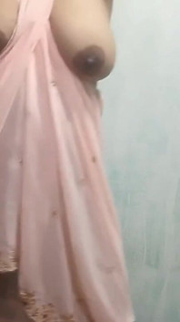 Disi Girl on Dance Mood