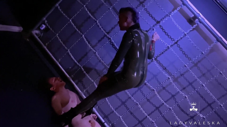 Lady Valeska: Calpestare i weakling con dei tacchi penetranti