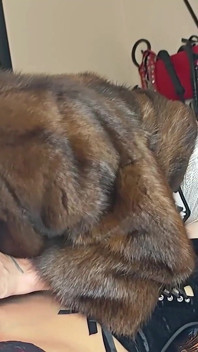 Une trans en manteau de fourrure de sable baise sa copine dans un manteau de fourrure musclé.