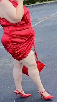 Mooie vrouw die buiten op parkeerplaats pronkt met vreemden