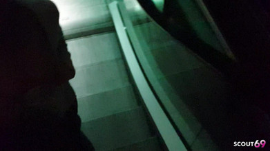 Scout69: Дві німецькі найкращі подруги тінки роблять ризикований мінет у кіно та ковтають