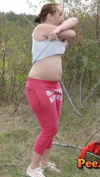 Meando en un enorme volumen de hormigas y cambiándose la ropa mojada al aire libre