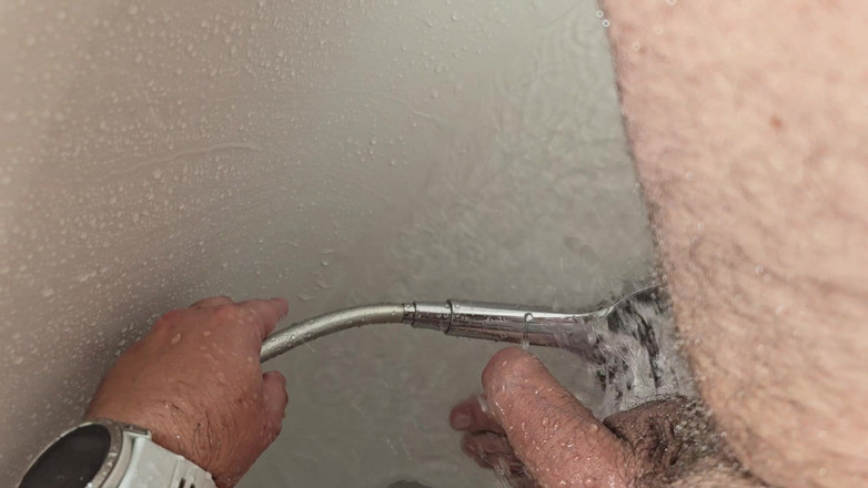 Dane: Ngocok sambil mandi