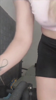 MILf girl fitness tränade sin stora svälja fitta med 25cm dildo