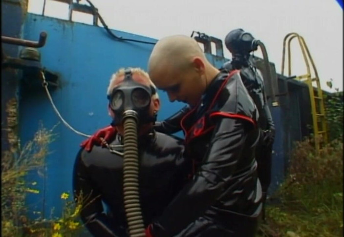 Absolute BDSM films - The original: Uomo dominante con la maschera antigas