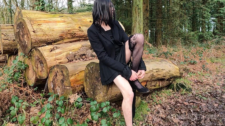 The Midnight Minx: Gothic Crossdresser Miang Di Dalam Hutan