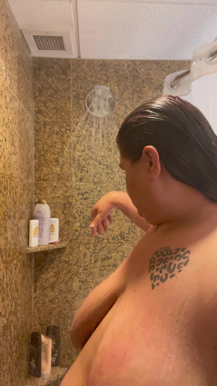 Raven Belle: Tamamen doğal iri güzel kadın duşu