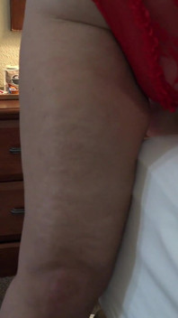 Casal dá com os pés um do outro