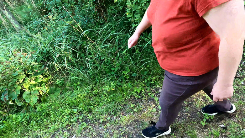 Bouncy Tits Action: Podczas wędrówki jej nagie piersi ukarany