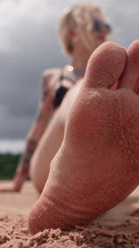 Verehre meine füße am öffentlichen strand und hol meine erlaubnis, zu kommen