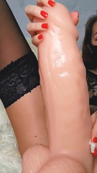 Kemusnahan pepek berbulu keras oleh dildo gergasi dan fisting pepek terbuka