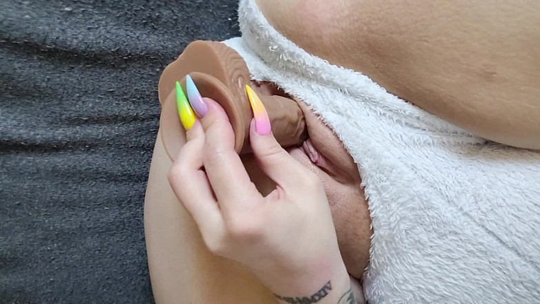 Jinyxx3: Barevná děvka saje a šuká svou hračku k orgasmu