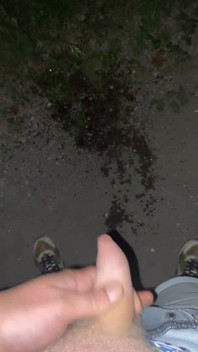 Náctiletý chlapec chčije venku