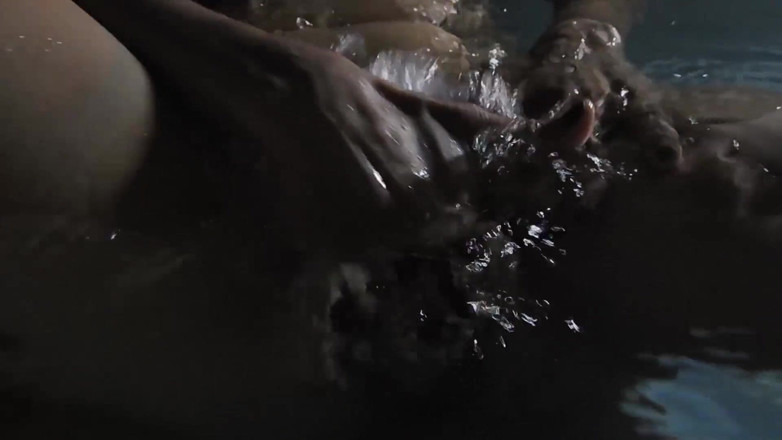 Asian Pussy Vision: Masturbação na piscina