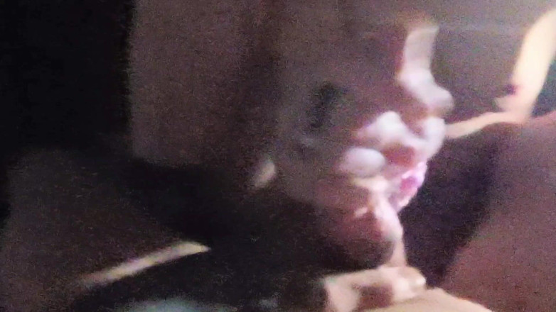 Couple making videos: Grande testa