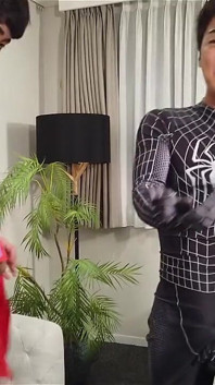 Superman x Spiderman en juego de roles de vestuario