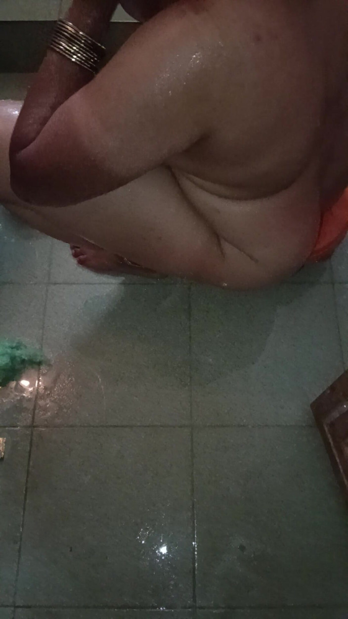 Muruga: おばさんがバスルームを見せる