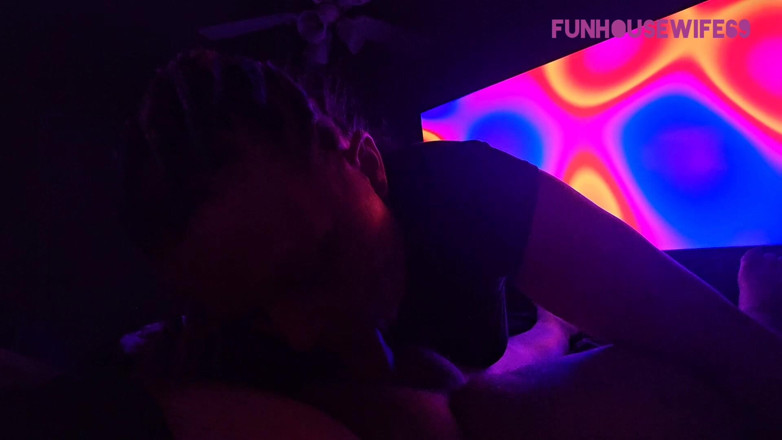 Funhousewife69: Menghisapnya kemudian menunggang awek koboi songsang sehingga dia mengongkek muka...