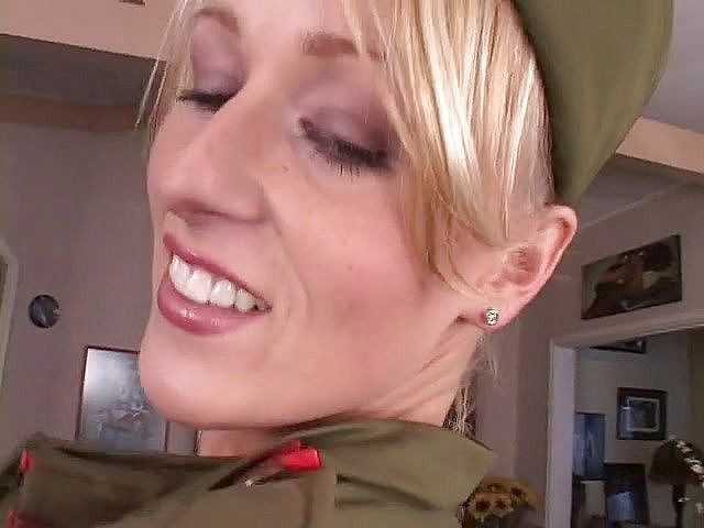 Anal seduction: Pantat sempit cewek hot rambut pirang ini dientot habis-habisan sama...