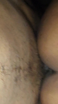Ma copine vierge prend ma grosse bite dans sa chatte. Une bonne fille se fait baiser par son copain
