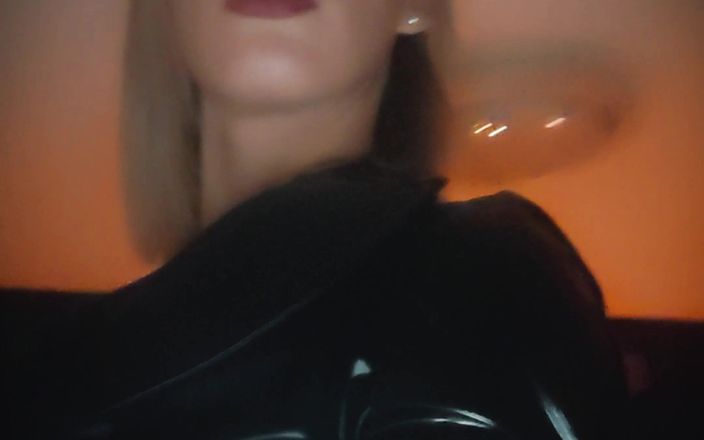 DeesseJulia: Voorbereiding van mijn dungeon en wetlook-outfit - Maitresse Julia