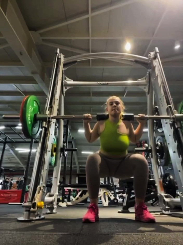JuiceLussie: Trainiere und masturbiere im fitnessstudio