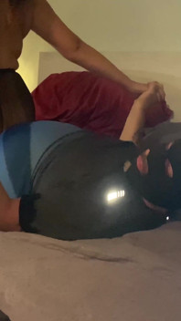 Sekretaris kacau dengan pantyhose dan mentega di kaki