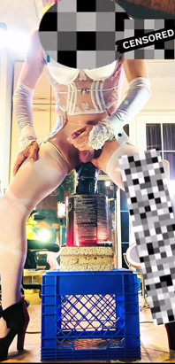 Lencería femboy montando consolador anal