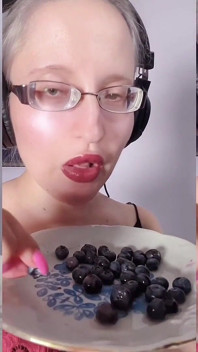 Asmr Blueberry kha rahi hai - asmr, chashma, jaiyantes